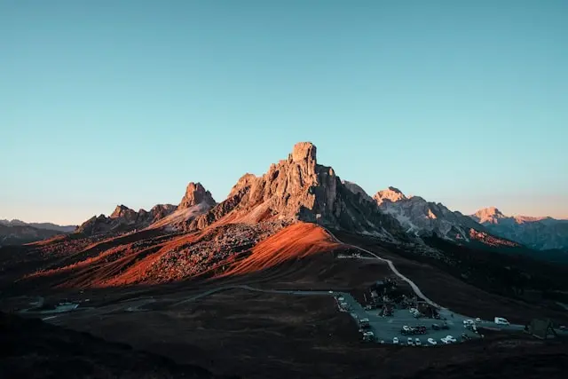 夕阳照亮白云岩山峰，山坡染上金红色